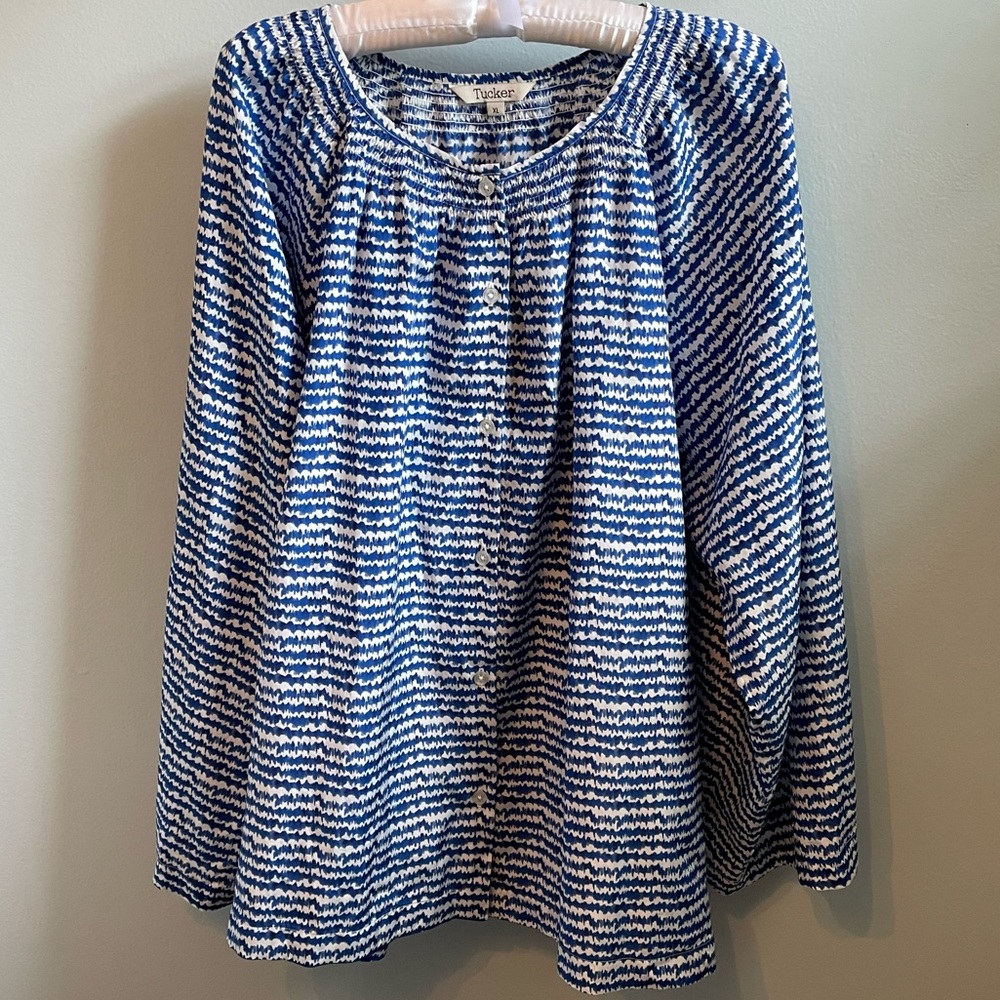 Tucker Silk Blend Women’s Blouse Size XL Blue White Blurred Stripes Pearl Button